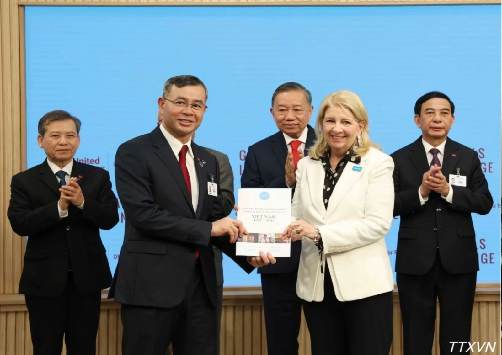 Bộ trưởng Bộ Tài chính tiếp nhận 3 Chương trình hợp tác quốc gia Việt Nam với UNDP, UNICEF và UNFPA giai đoạn 2027-2031