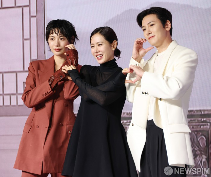 Sự kiện toàn sao khủng: Ji Chang Wook chuẩn bạch mã hoàng tử, mỹ nhân đẹp nhất thế giới ga lăng với Son Ye Jin- Ảnh 16.
