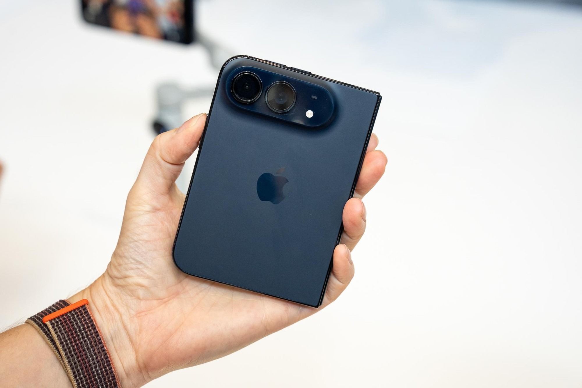 Ngắm cận cảnh iPhone Duo giá trăm triệu, gập mở êm ái, mỏng dính sang xịn- Ảnh 11.