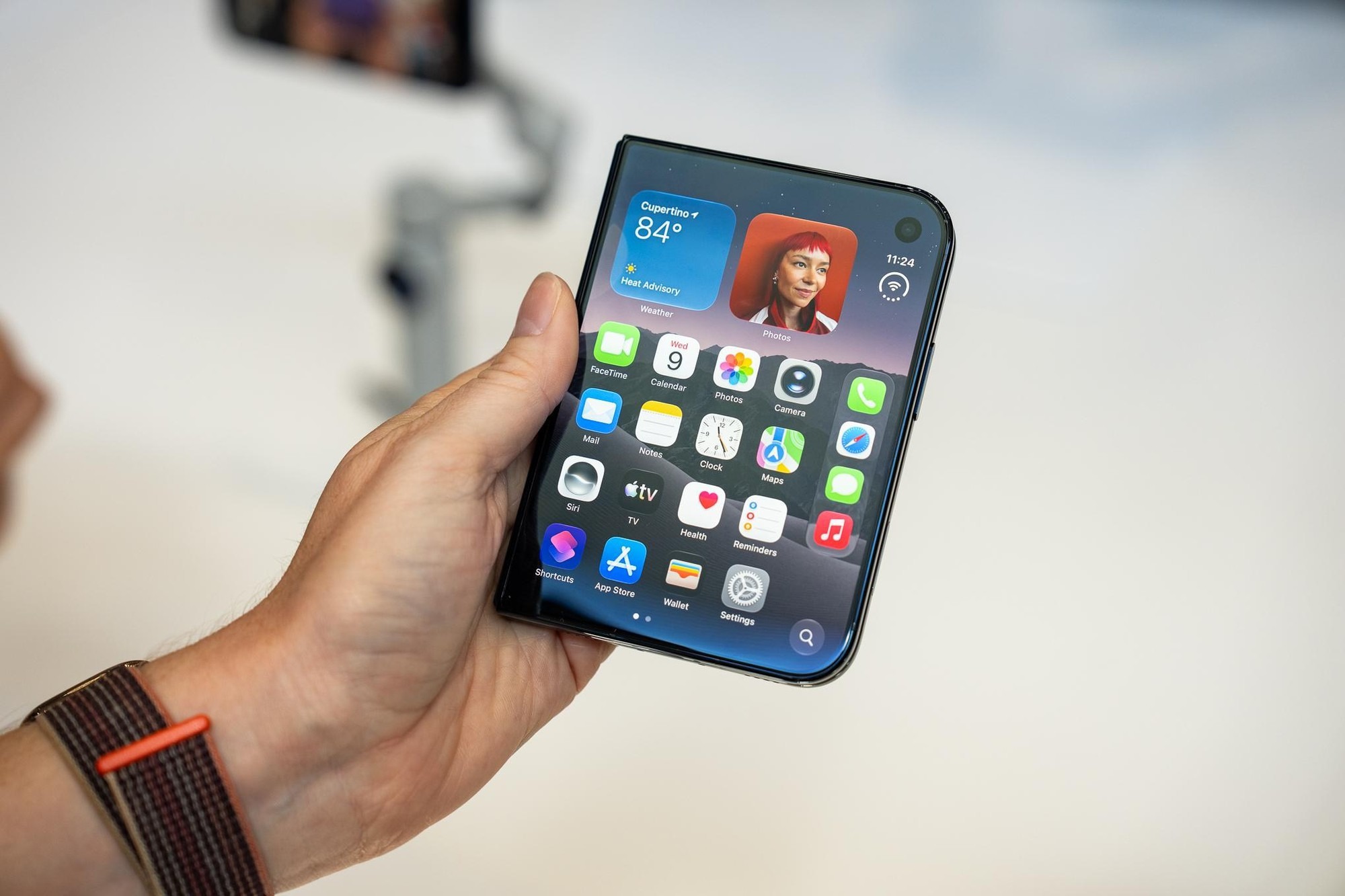 Ngắm cận cảnh iPhone Duo giá trăm triệu, gập mở êm ái, mỏng dính sang xịn- Ảnh 2.