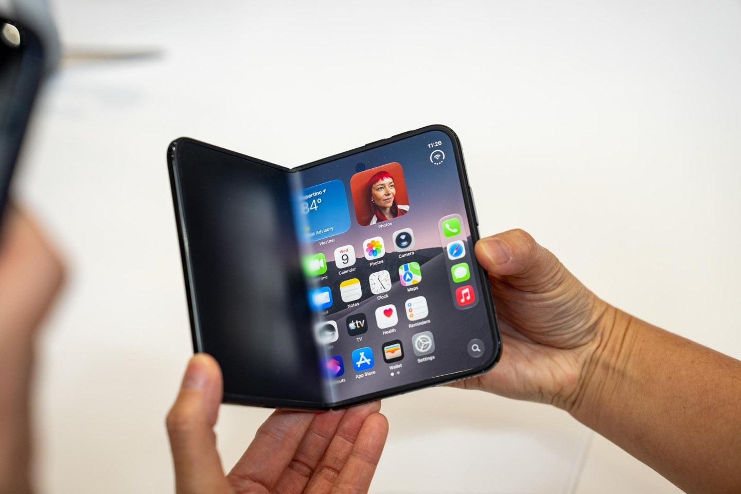 Ngắm cận cảnh iPhone Duo giá trăm triệu, gập mở êm ái, mỏng dính sang xịn- Ảnh 10.