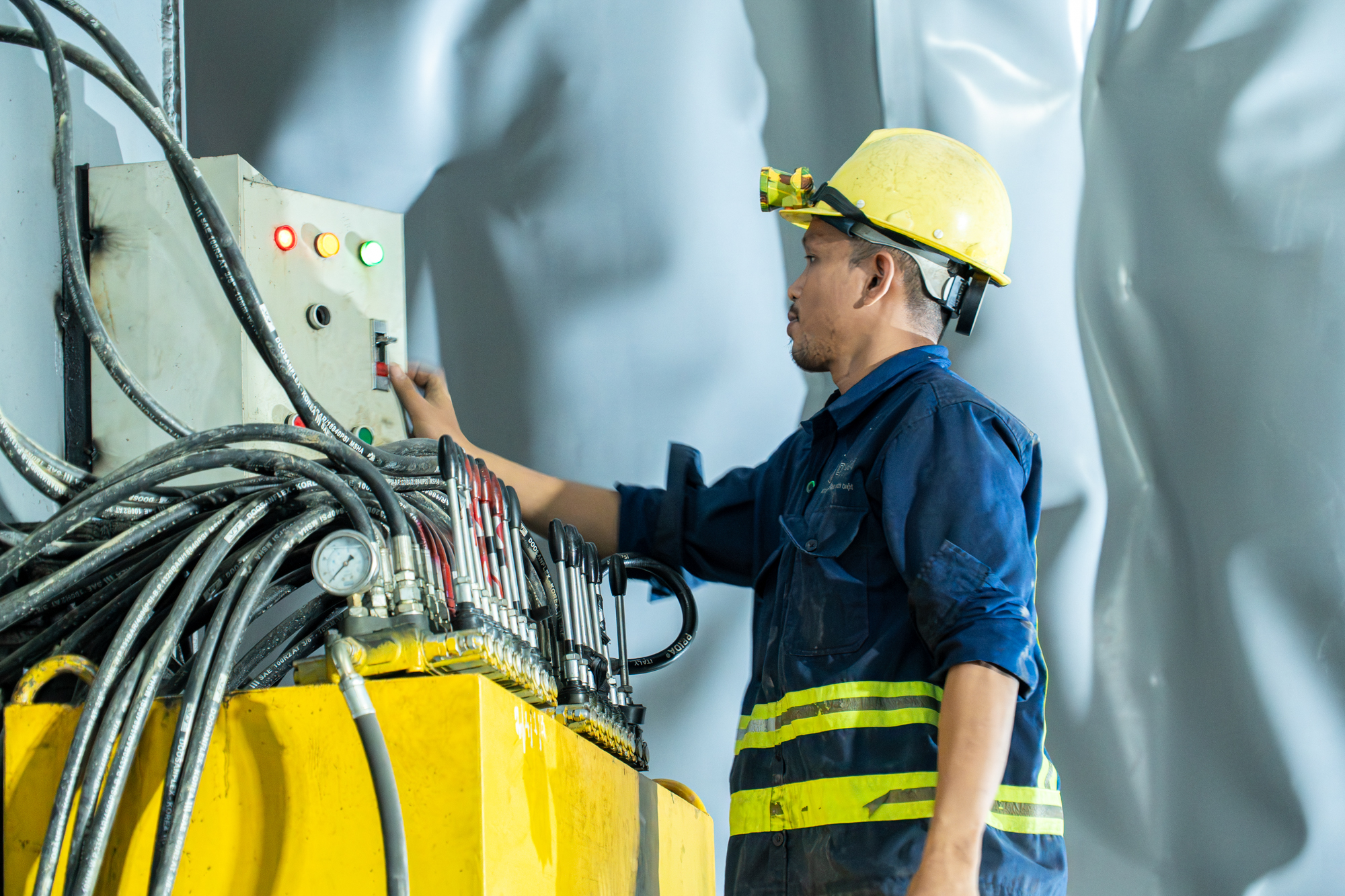 Một đoạn đường chỉ dài 11 km nhưng có đến 10 cây cầu cùng hầm cấp đặc biệt, nhà thầu huy động đến 600 người, quyết thông xe sau 3 tháng nữa - Ảnh 3.