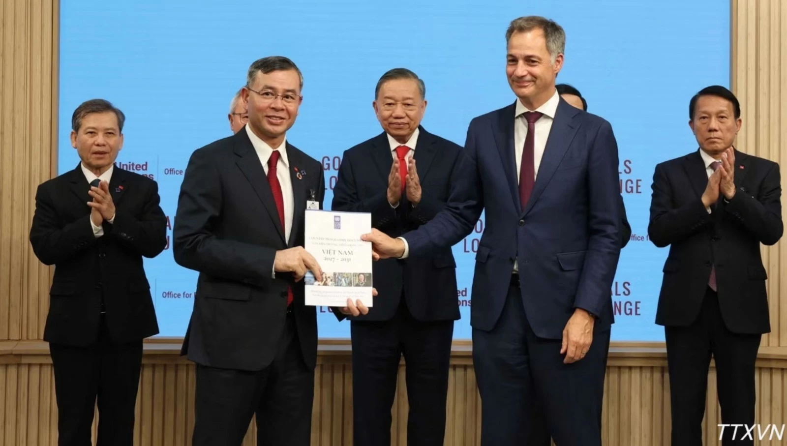 Bộ trưởng Bộ Tài chính tiếp nhận 3 Chương trình hợp tác quốc gia Việt Nam với UNDP, UNICEF và UNFPA giai đoạn 2027-2031