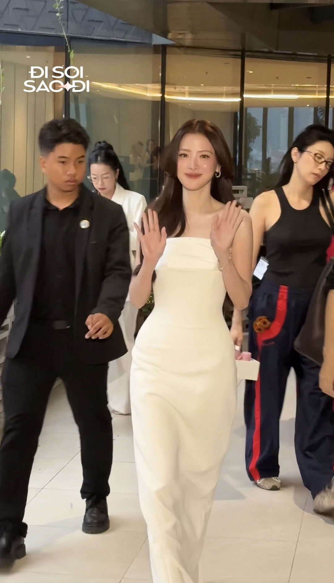 Sốc visual là đây: Baifern Pimchanok như nữ thần ở sự kiện TP. HCM, nữ diễn viên Việt ngỡ ngàng không nói nên lời!- Ảnh 1.