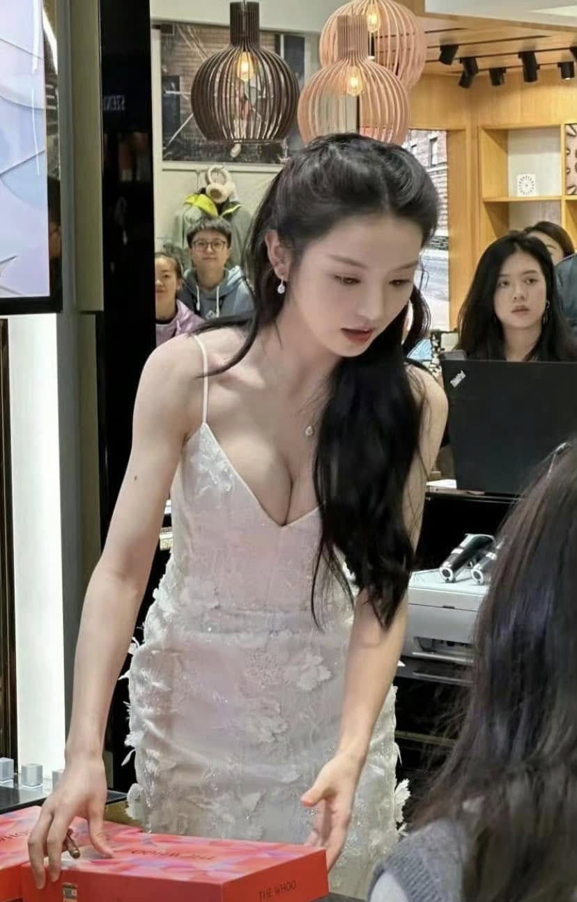 Không nhận ra Điền Hi Vi: Gầy trơ xương, vòng 1 cũng biến mất?- Ảnh 11.
