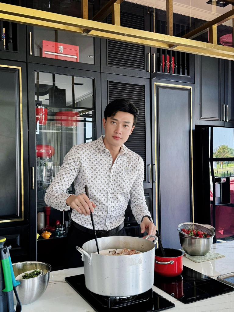 Nam diễn viên đình đám quê Cần Thơ đi bán mì ở khắp TP.HCM- Ảnh 2.