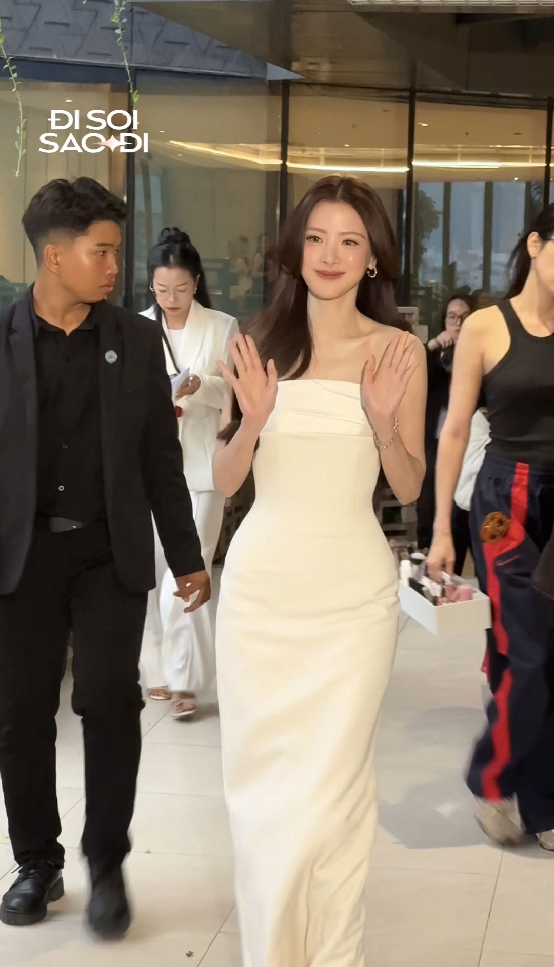 Sốc visual là đây: Baifern Pimchanok như nữ thần ở sự kiện TP. HCM, nữ diễn viên Việt ngỡ ngàng không nói nên lời!- Ảnh 2.