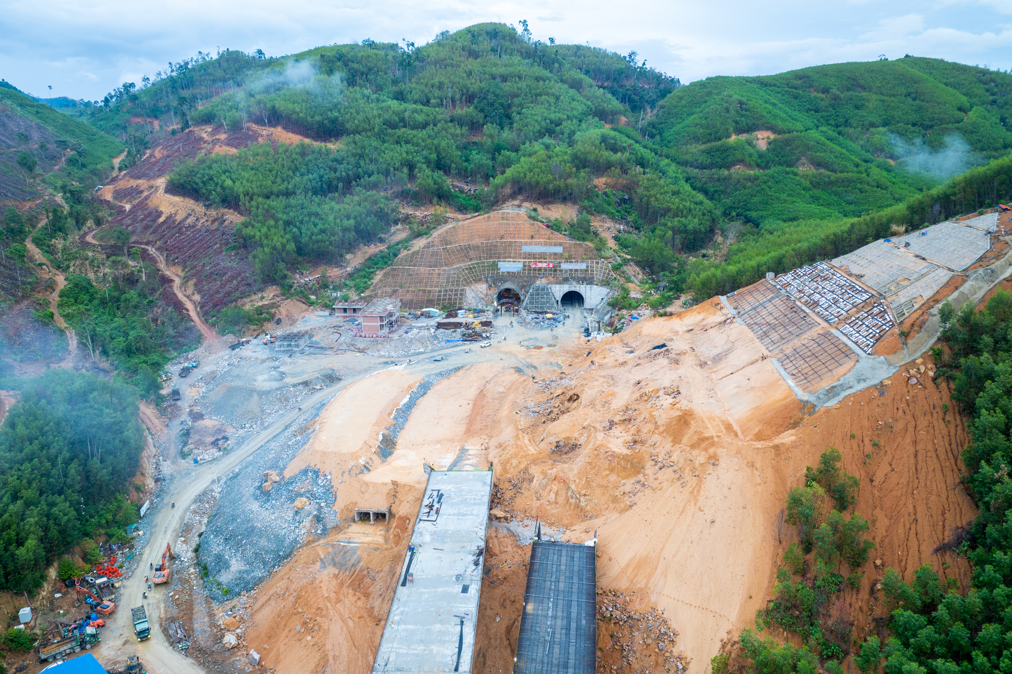 Một đoạn đường chỉ dài 11 km nhưng có đến 10 cây cầu cùng hầm cấp đặc biệt, nhà thầu huy động đến 600 người, quyết thông xe sau 3 tháng nữa - Ảnh 5.