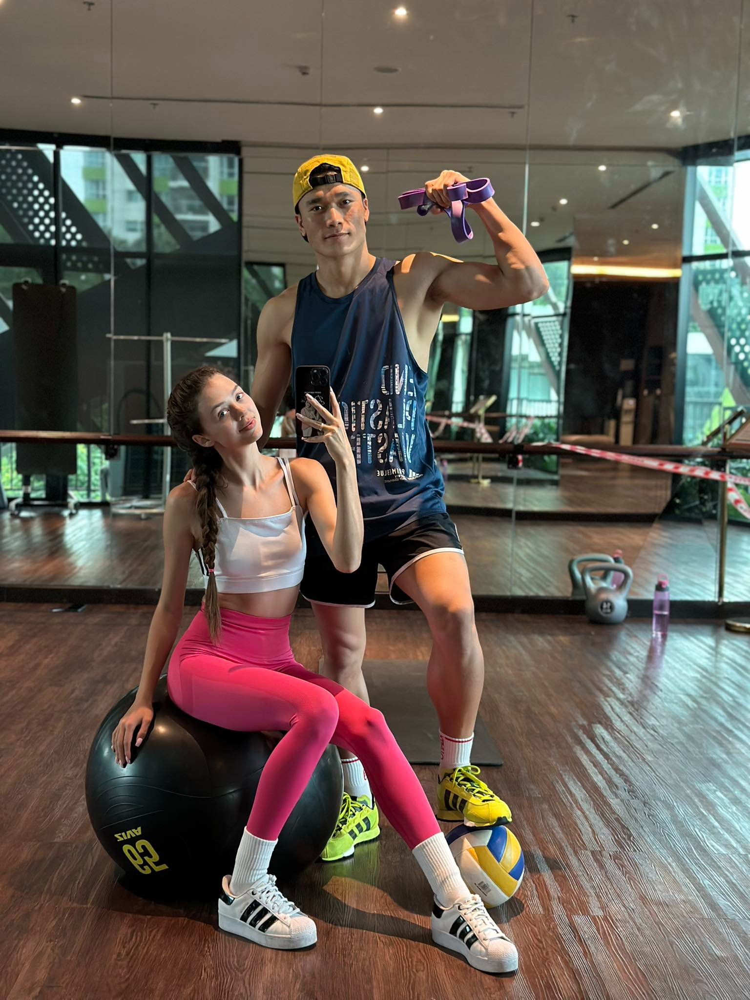“Búp bê sống” Ukraine Dianka Zakhidova miệt mài "đúc" body với thủ môn Bùi Tiến Dũng: Cứ mỗi lần lộ ảnh là gây sốt- Ảnh 3.