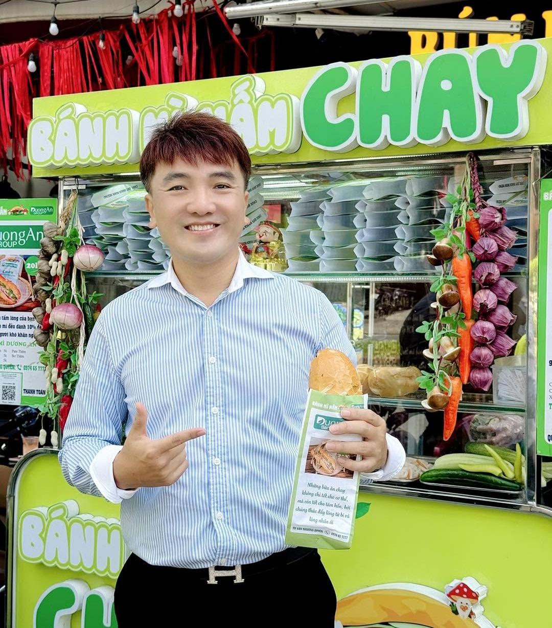 Nam ca sĩ đình đám U50 đi bán bánh mì khắp TP.HCM- Ảnh 2.
