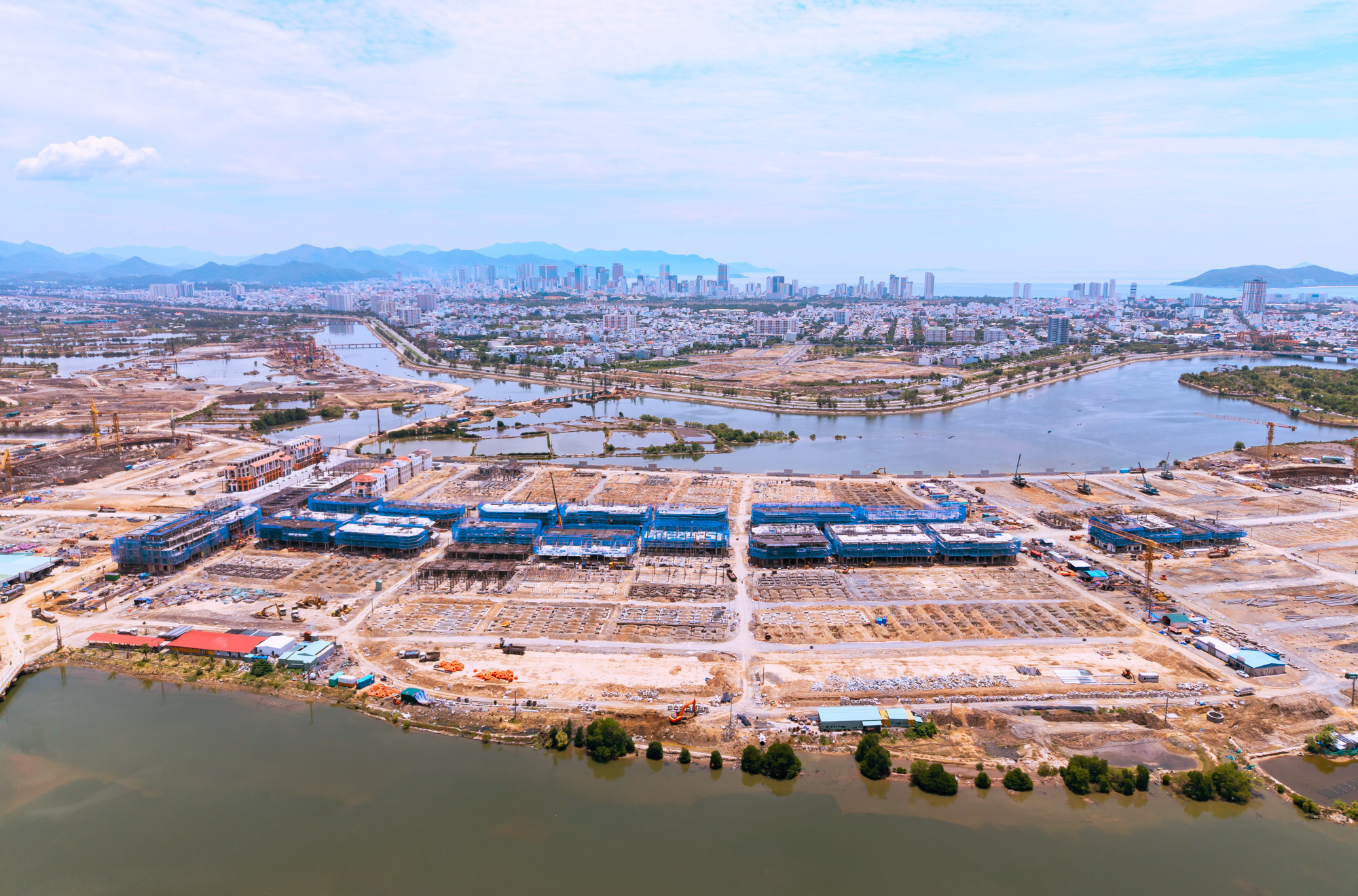 Ngắm đại dự án của Sun Group nối 3 hòn đảo đầu tiên ở Việt Nam: Rộng 227 ha, giáp trung tâm hành chính và phố không ngủ bên sông- Ảnh 6. Ngắm đại dự án của Sun Group nối 3 hòn đảo đầu tiên ở Việt Nam: Rộng 227 ha, giáp trung tâm hành chính và phố không ngủ bên sông- Ảnh 6.