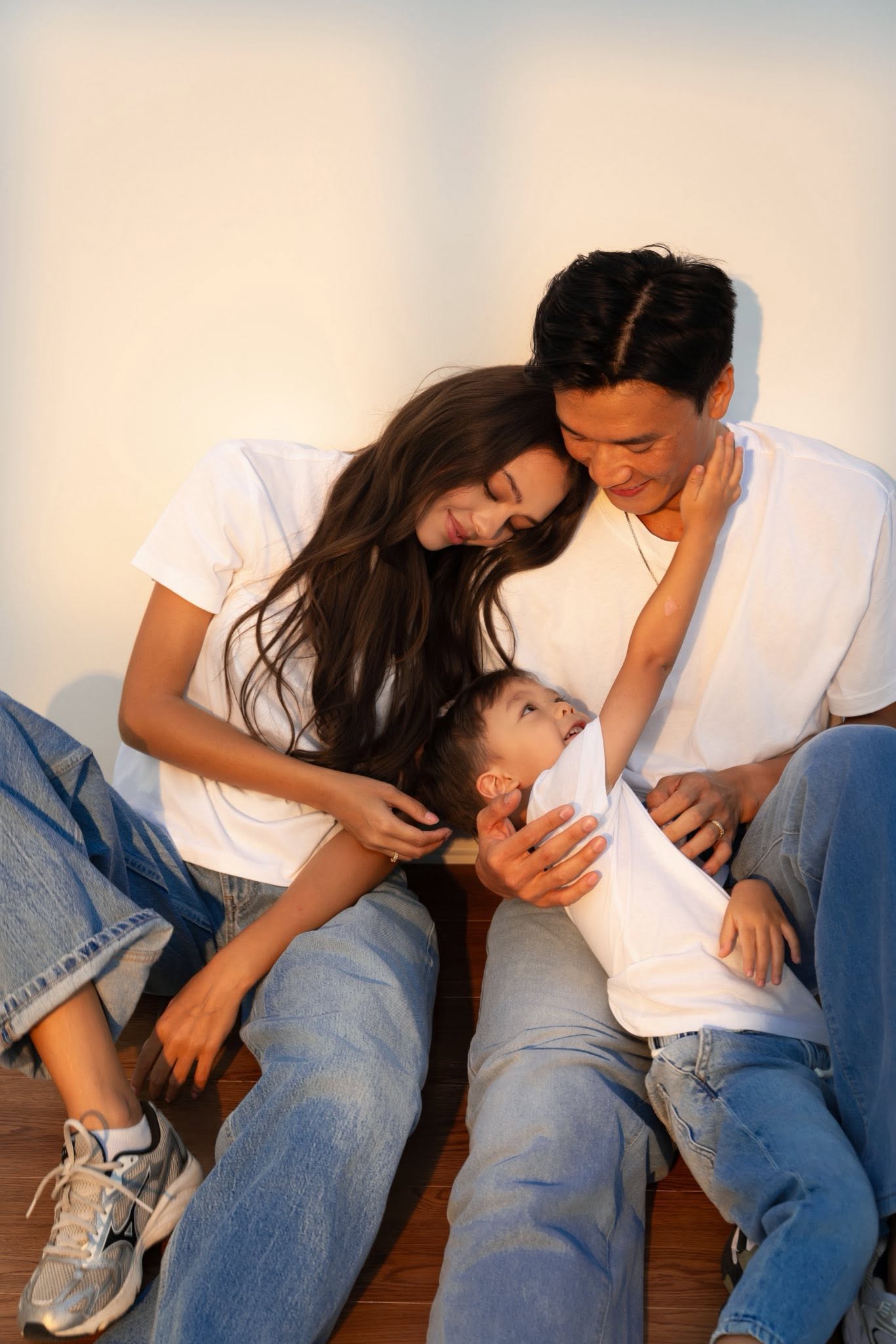 Bùi Tiến Dũng tiễn vợ mẫu tây và con trai về nhà ngoại, nhan sắc mẹ vợ trẻ đẹp gây chú ý - Ảnh 3.
