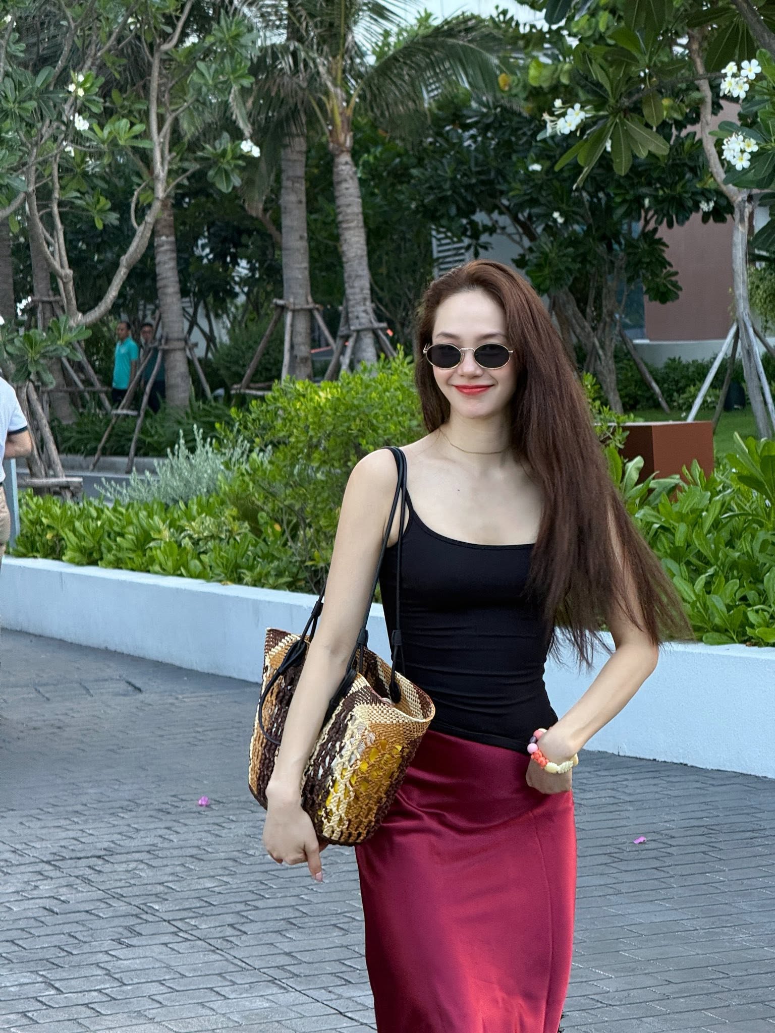 "Chị đẹp" Vbiz càng mặc đơn giản càng sang: Item basic qua tay cũng hóa đắt giá - Ảnh 1.
