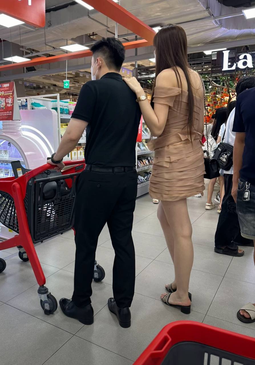 Viết Vương và Đỗ Hà lọt vào ống kính team qua đường, vài giây nói lên tình hình hôn nhân- Ảnh 4.