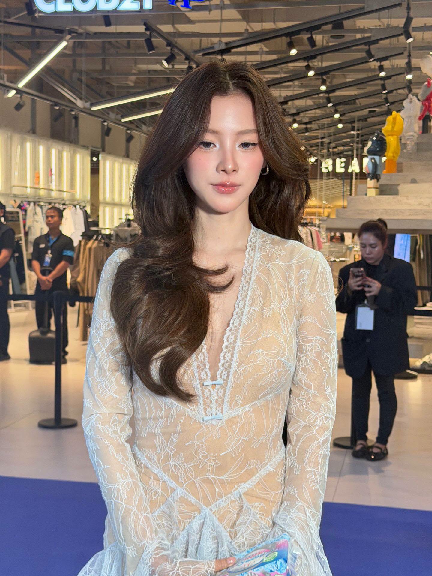 Baifern Pimchanok đẹp từ gương mặt đến vóc dáng, gu ăn mặc lại càng tôn trọn lợi thế trời cho - Ảnh 2.