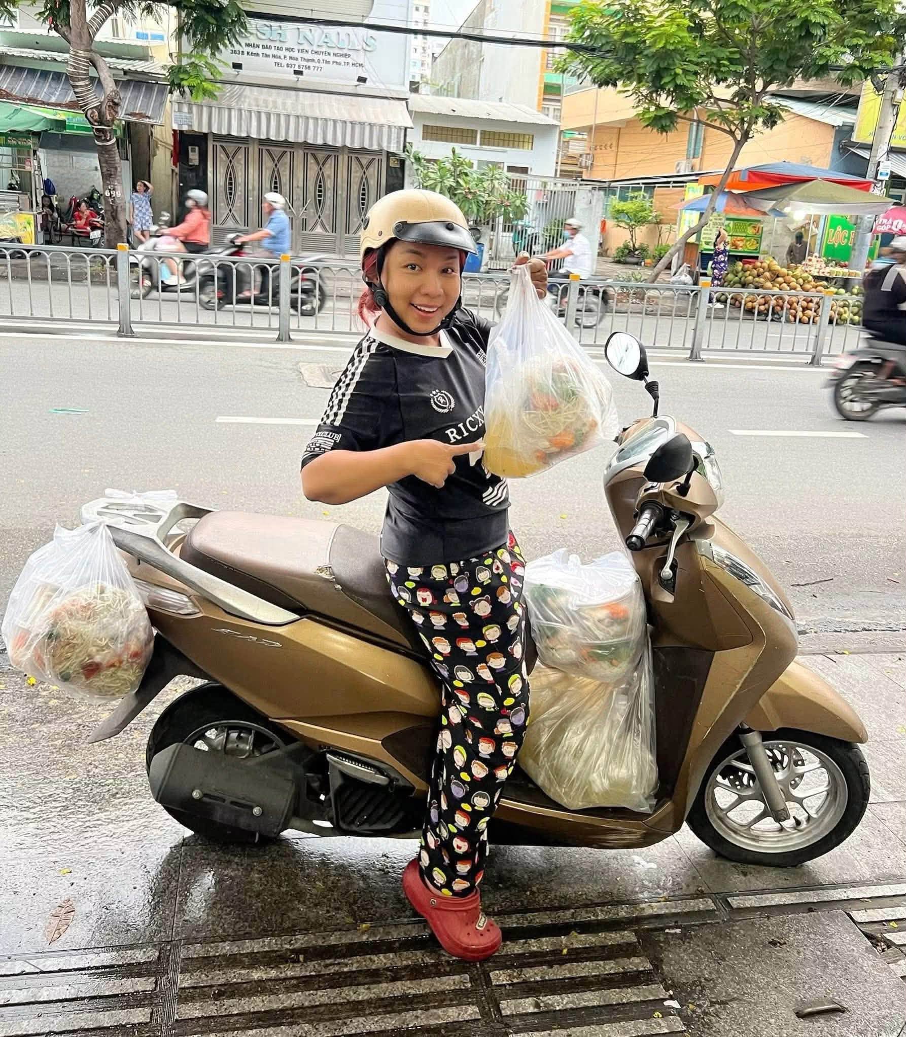 Nữ diễn viên là mẹ đơn thân quê An Giang đi bán cơm, tự đi giao hàng kiếm tiền nuôi con ở TP.HCM- Ảnh 4.