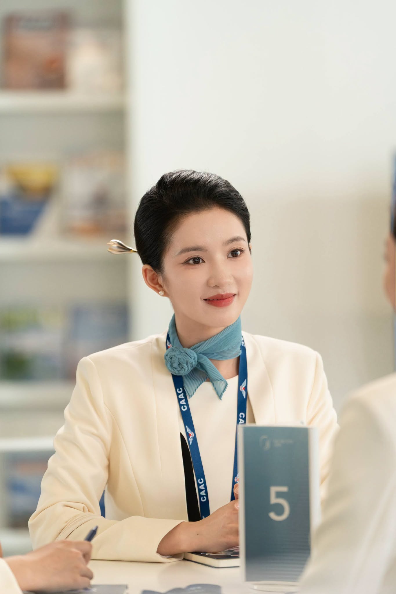 "Cơ trưởng đẹp nhất nhì màn ảnh Hoa ngữ": Rời đồng phục là lên đồ cực bén, váy áo qua tay đều được nâng tầm - Ảnh 1.