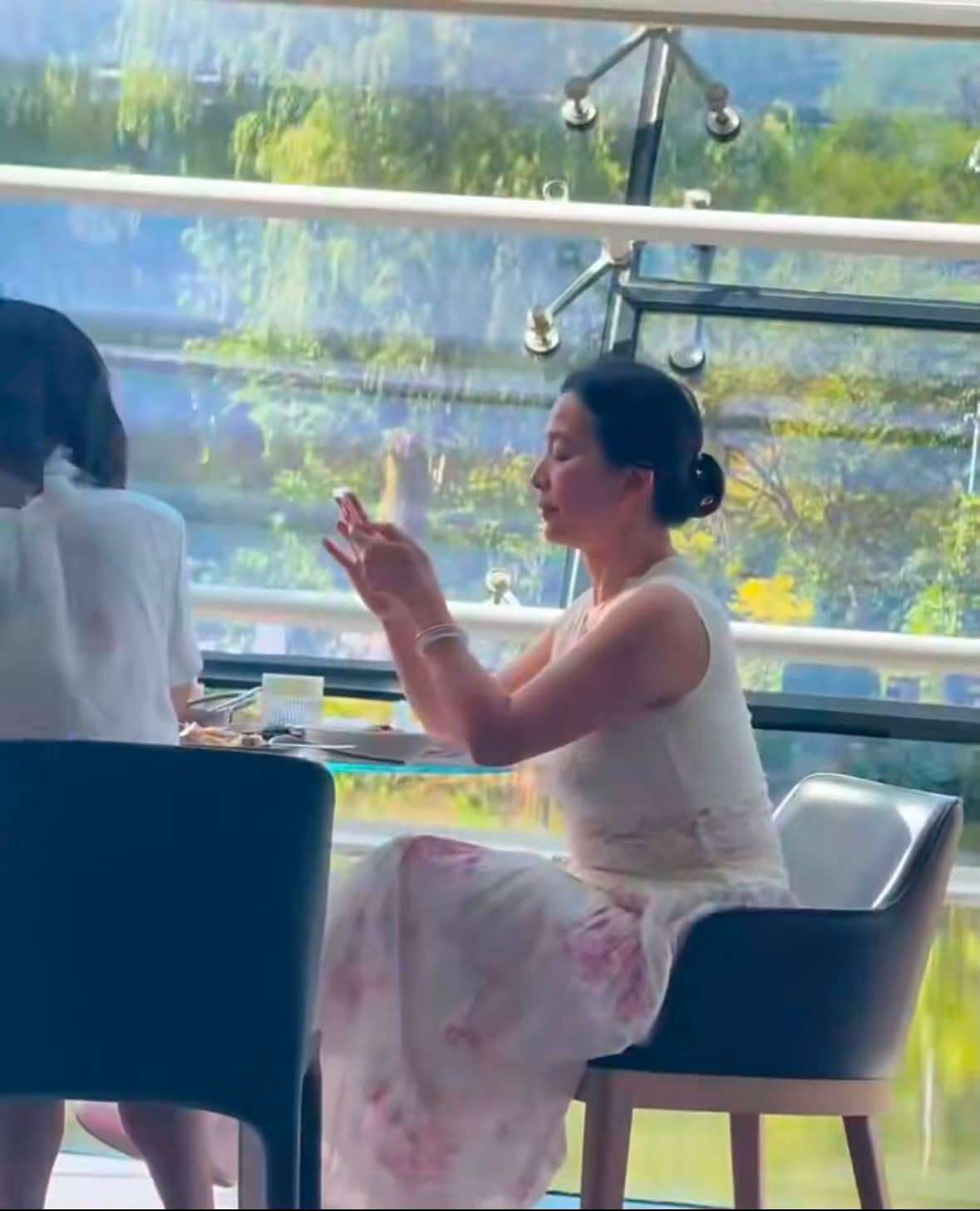 Có mẹ xinh đẹp cỡ này, bảo sao Lưu Diệc Phi là đại mỹ nhân!- Ảnh 1.