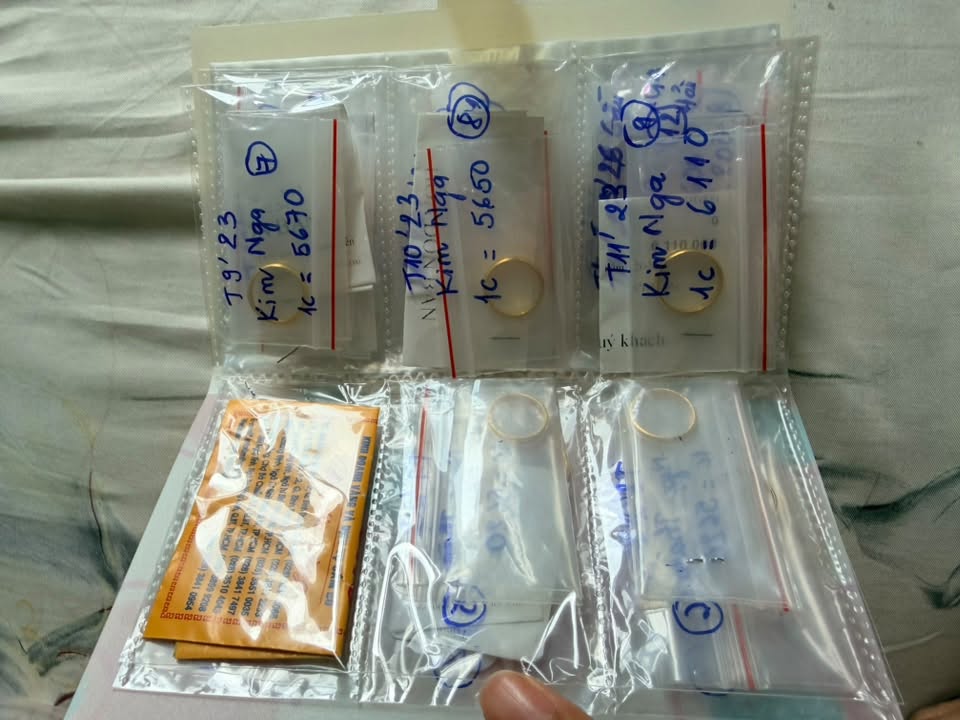 Cuốn sổ giữ vàng của người mua nửa chỉ mỗi tháng: “Qua 30 tự dưng lại mê mua vàng”- Ảnh 2.