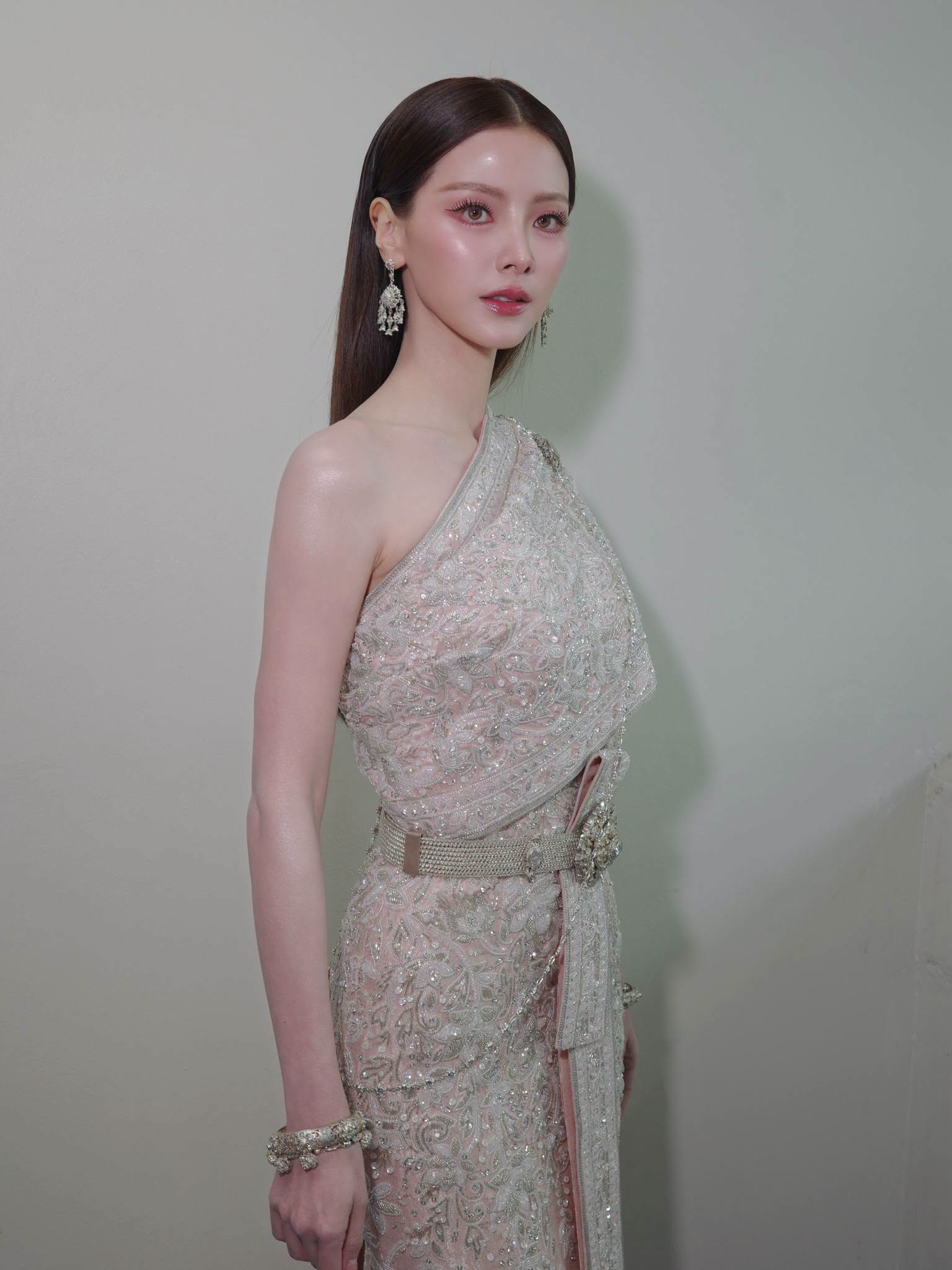 Baifern Pimchanok đẹp từ gương mặt đến vóc dáng, gu ăn mặc lại càng tôn trọn lợi thế trời cho - Ảnh 4.