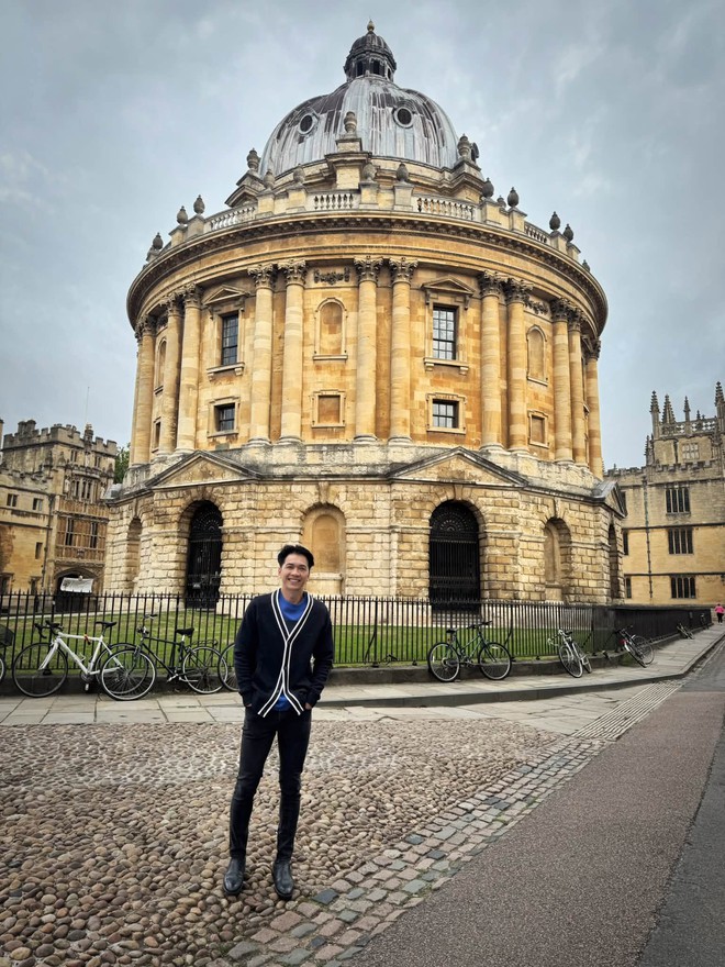 Chủ tịch ACB Trần Hùng Huy “khoe” đi học tại Oxford, doanh nhân Cường Đô La liền bình luận 1 câu- Ảnh 1.