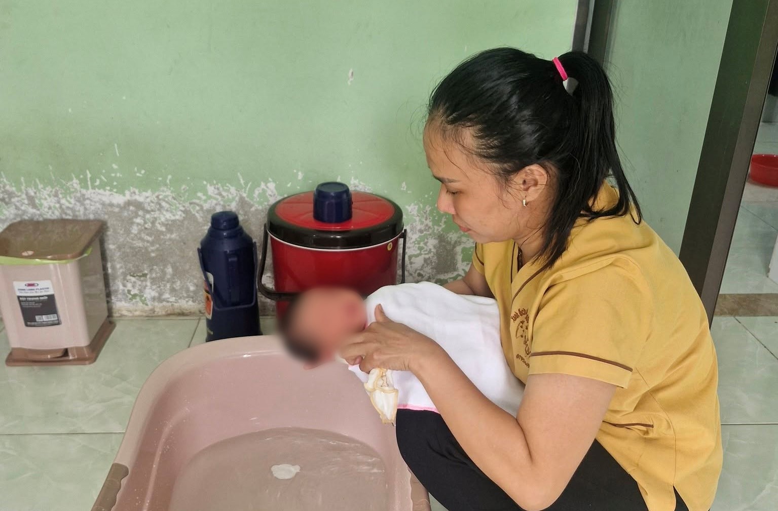 Bé gái sơ sinh bị bỏ trước cửa nhà dân kèm mảnh giấy nhắn "mẹ là sinh viên lầm lỡ"- Ảnh 2.