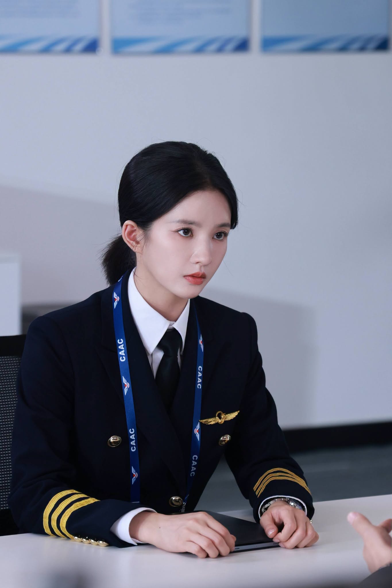 "Cơ trưởng đẹp nhất nhì màn ảnh Hoa ngữ": Rời đồng phục là lên đồ cực bén, váy áo qua tay đều được nâng tầm - Ảnh 2.