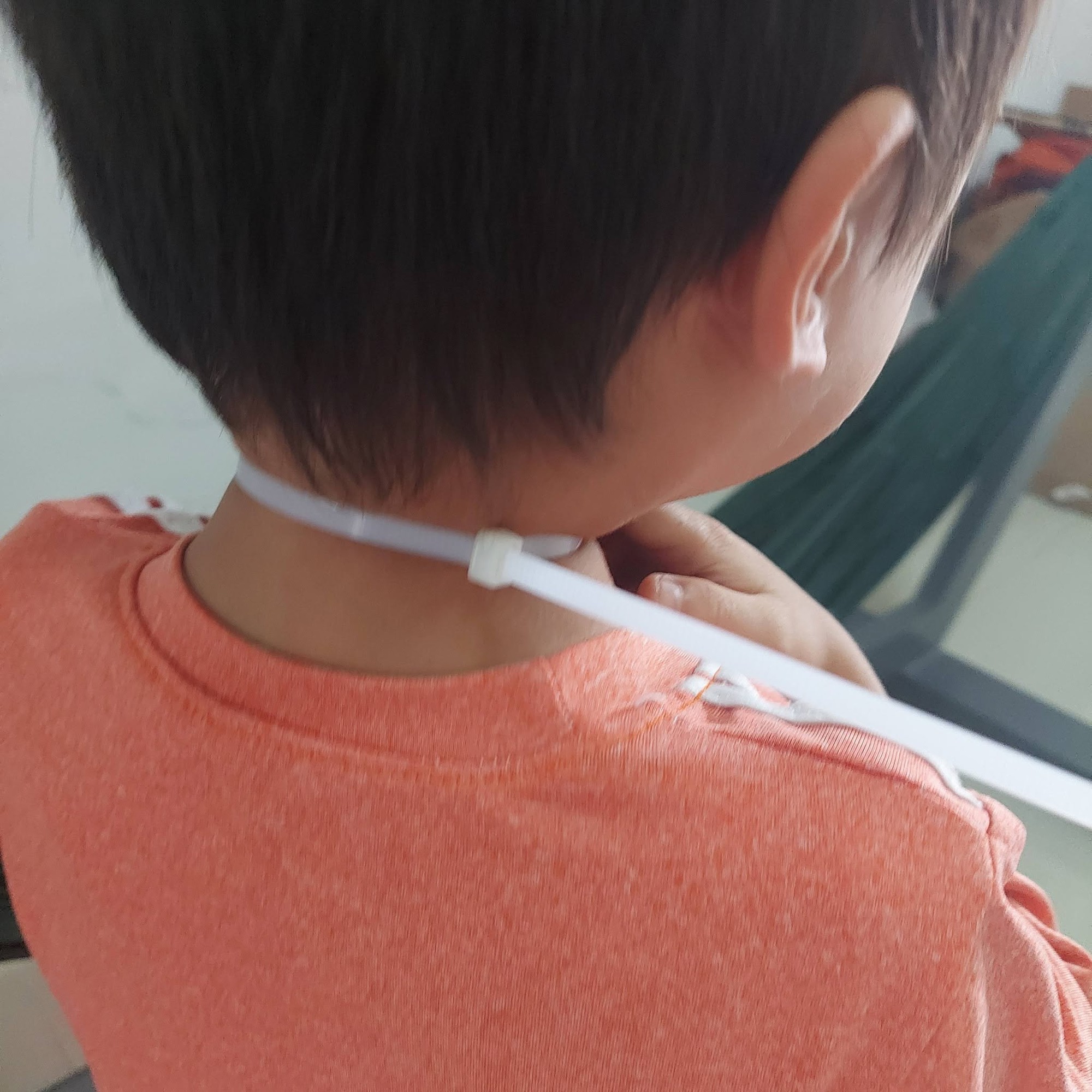 Mẹ trẻ chia sẻ phen "đứng tim" khi thấy con trai bị dây rút nhựa siết chặt cổ- Ảnh 1.