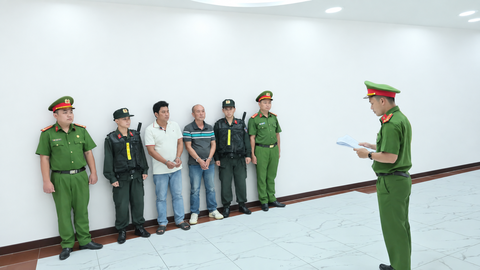 Bắt Nguyễn Thị Thuý Diễm cùng 3 người đàn ông- Ảnh 2.