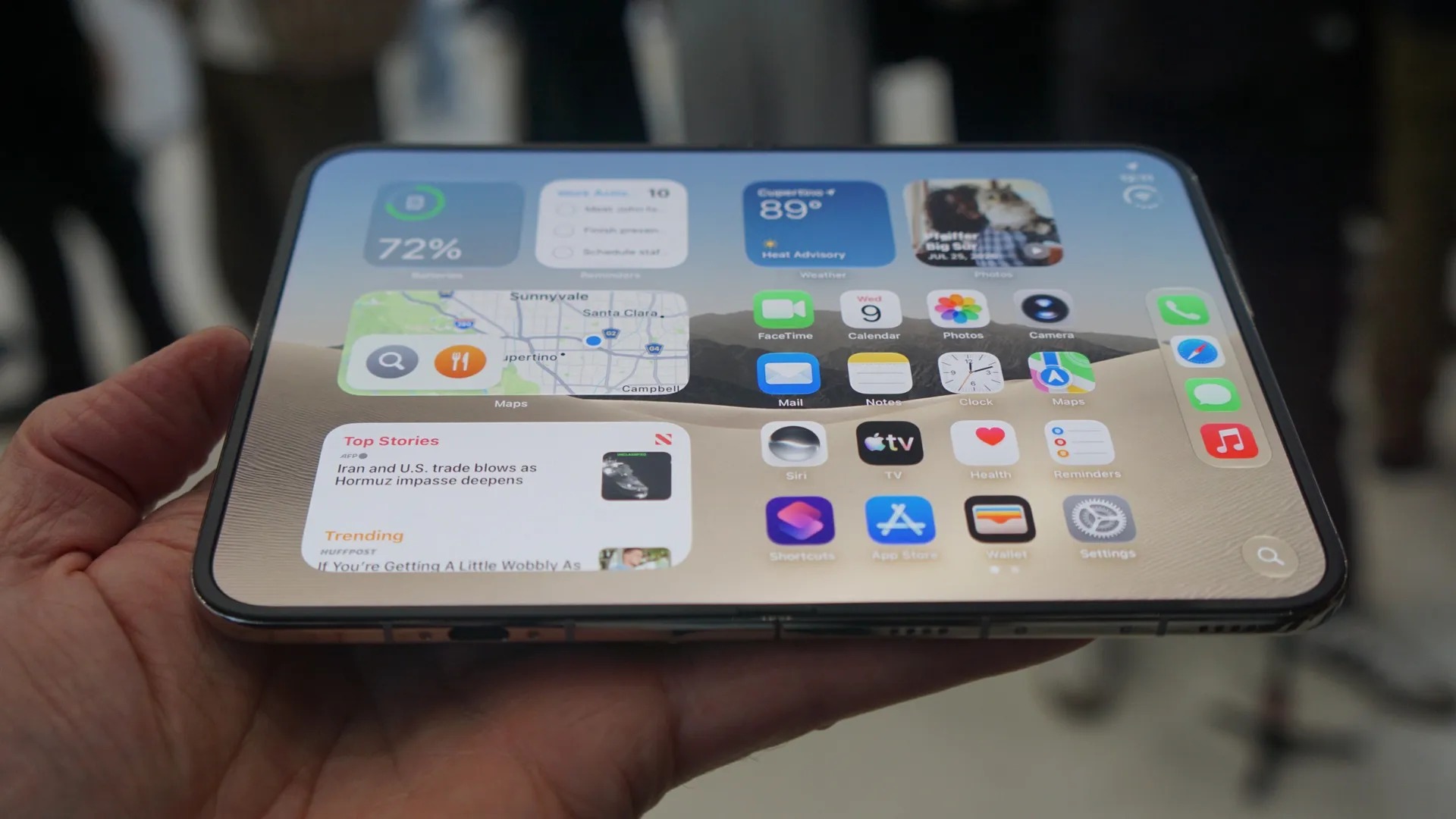 Ngắm cận cảnh iPhone Duo giá trăm triệu, gập mở êm ái, mỏng dính sang xịn- Ảnh 4.
