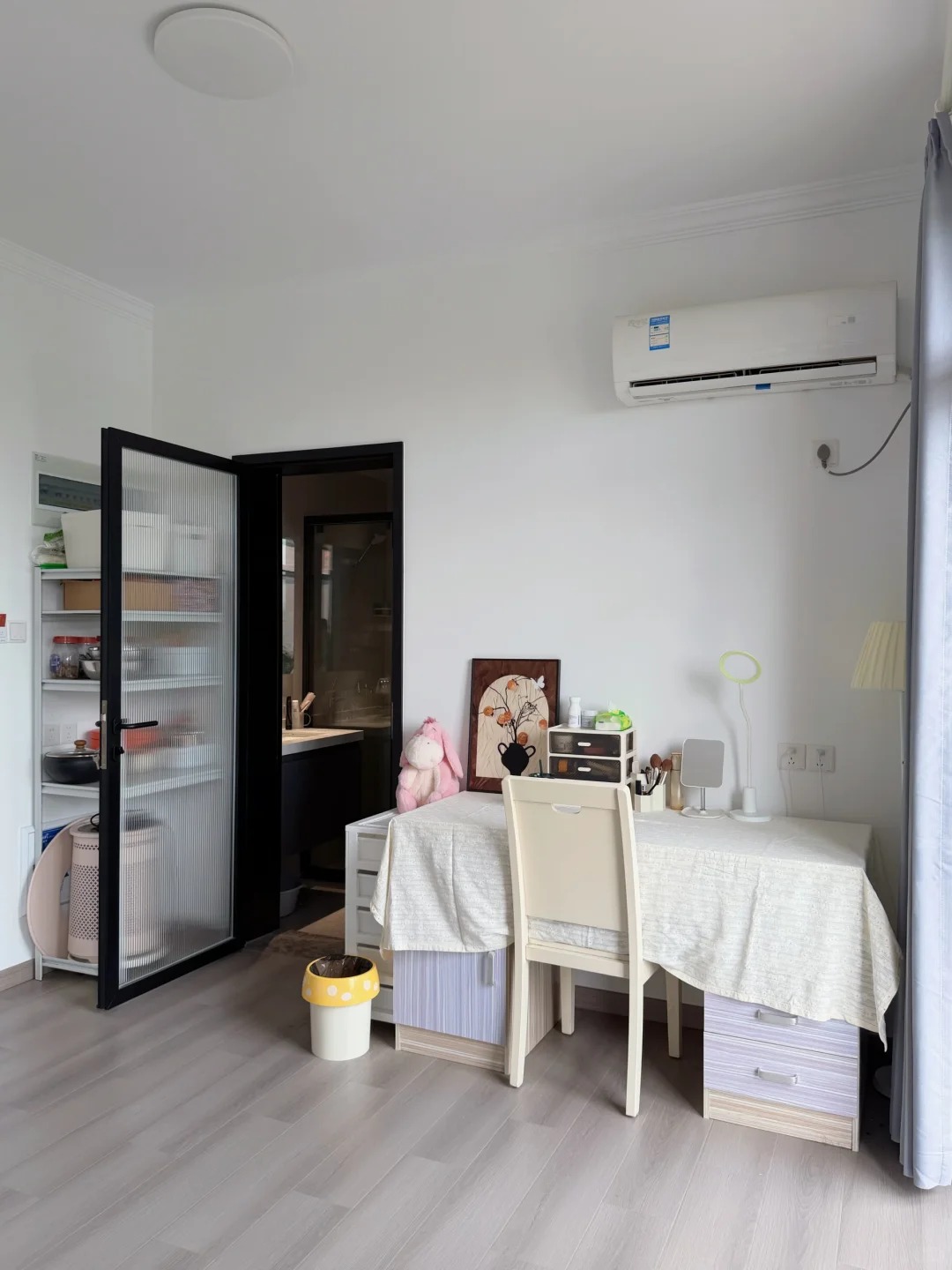 Căn phòng công ty cấp cho nữ nhân viên văn phòng 31 tuổi, lương 77,3 triệu/tháng - Ảnh 6.