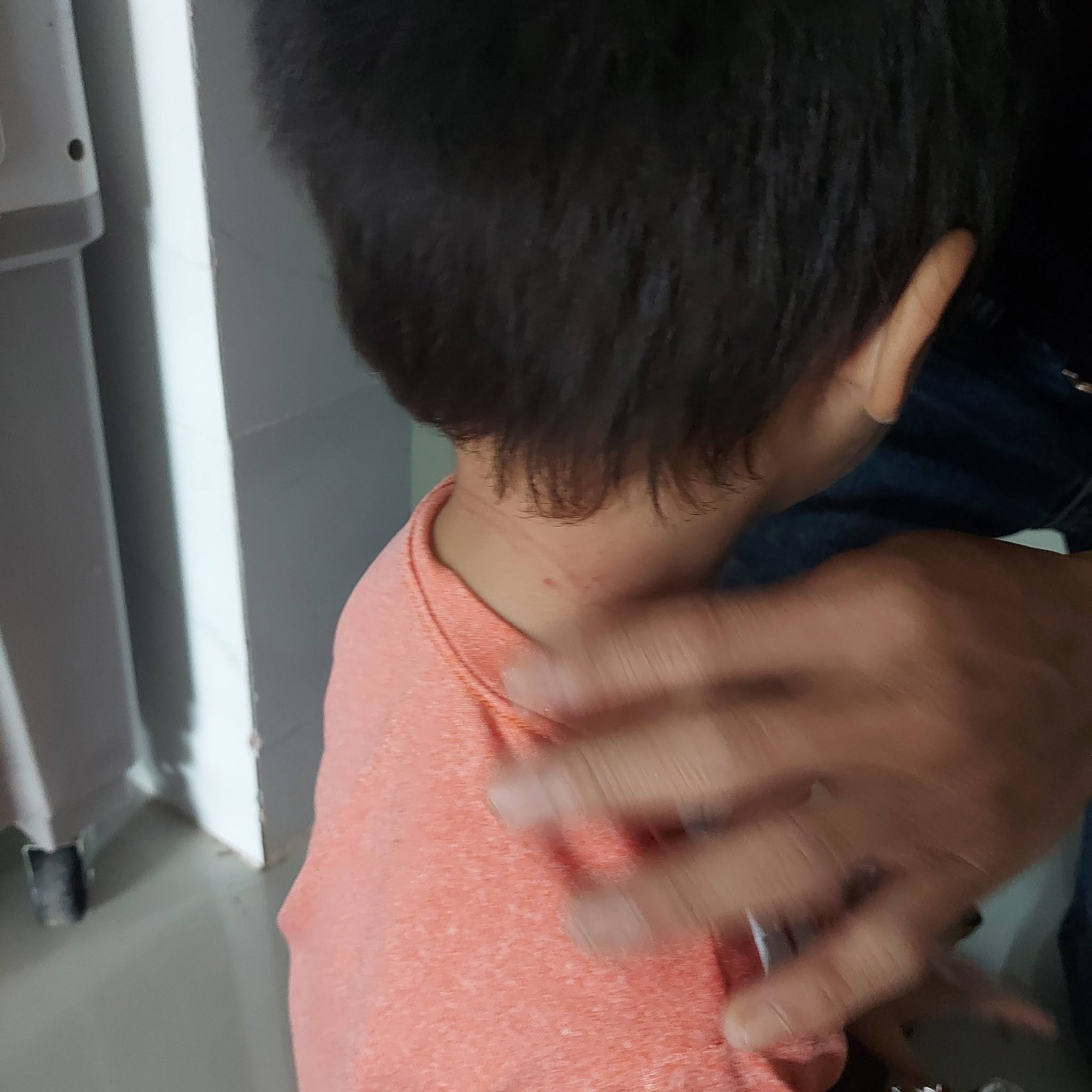 Mẹ trẻ chia sẻ phen "đứng tim" khi thấy con trai bị dây rút nhựa siết chặt cổ- Ảnh 3.