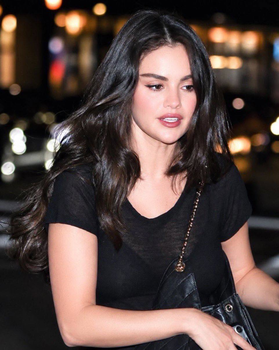 Selena Gomez dạo phố với diện mạo khó tin- Ảnh 4.
