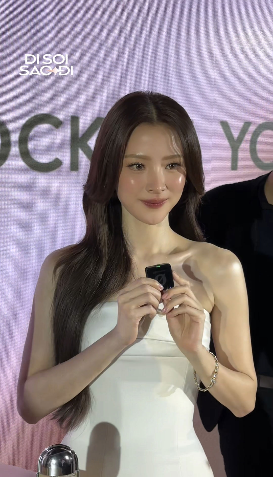 Sốc visual là đây: Baifern Pimchanok như nữ thần ở sự kiện TP. HCM, nữ diễn viên Việt ngỡ ngàng không nói nên lời!- Ảnh 4.