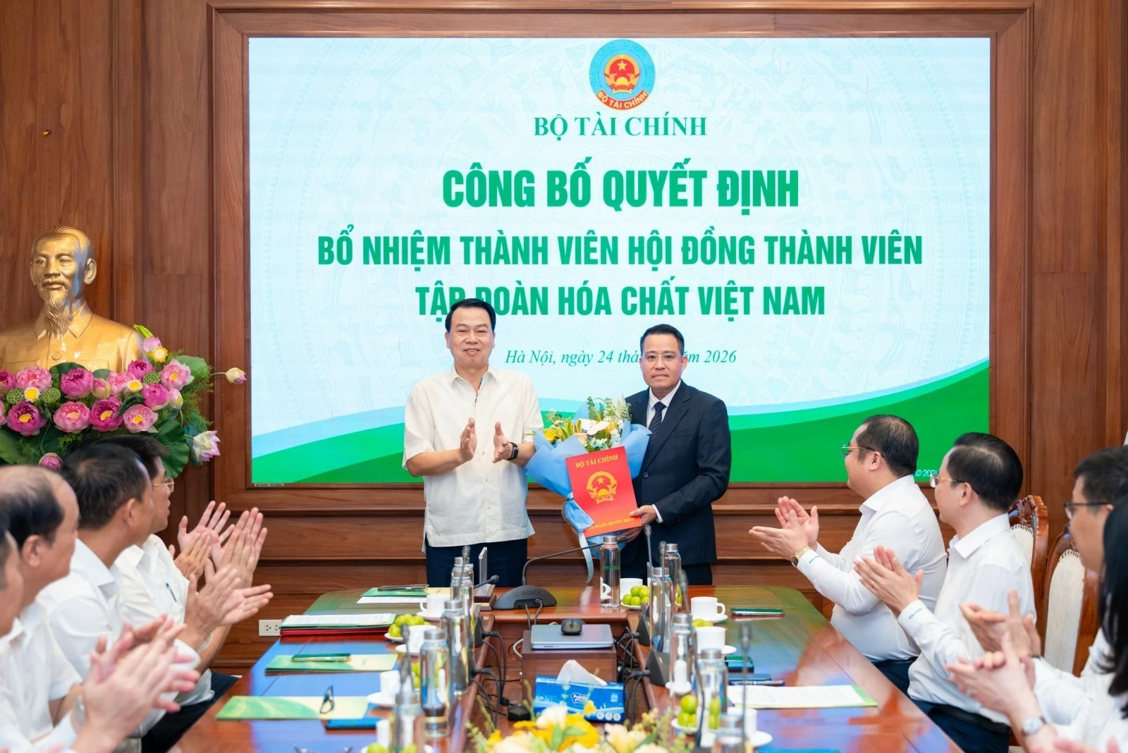 Công bố quyết định bổ nhiệm Thành viên Hội đồng thành viên Tập đoàn Hóa chất Việt Nam Công bố quyết định bổ nhiệm Thành viên Hội đồng thành viên Tập đoàn Hóa chất Việt Nam