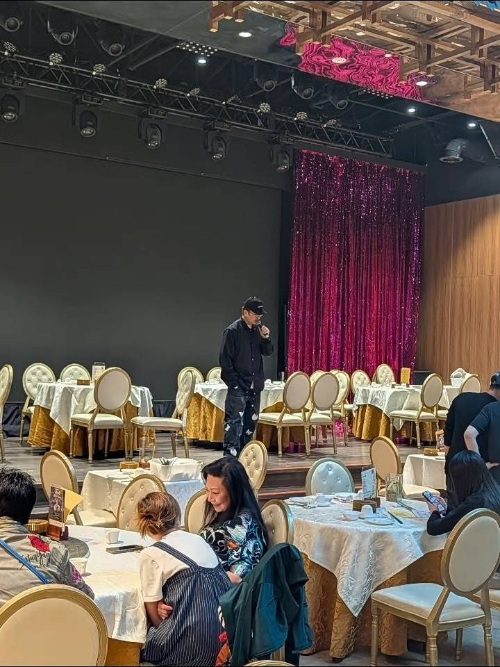 Sự hết thời của 1 nam chính phim Tết: Khổ đến độ bán đồ ăn lề đường, đi khắp nơi xin hát đám cưới tiệc thôi nôi- Ảnh 3.