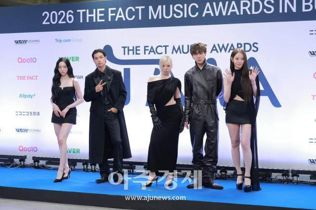 Sự kiện hot nhất showbiz hôm nay: Seohyun (SNSD) hóa nữ thần, nam thần BAD "hẩy ngực" chiếm trọn spotlight- Ảnh 19.