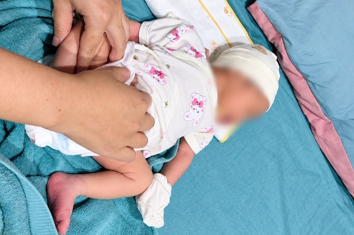 Bé gái sơ sinh bị bỏ trước cửa nhà dân kèm mảnh giấy nhắn "mẹ là sinh viên lầm lỡ"- Ảnh 1.