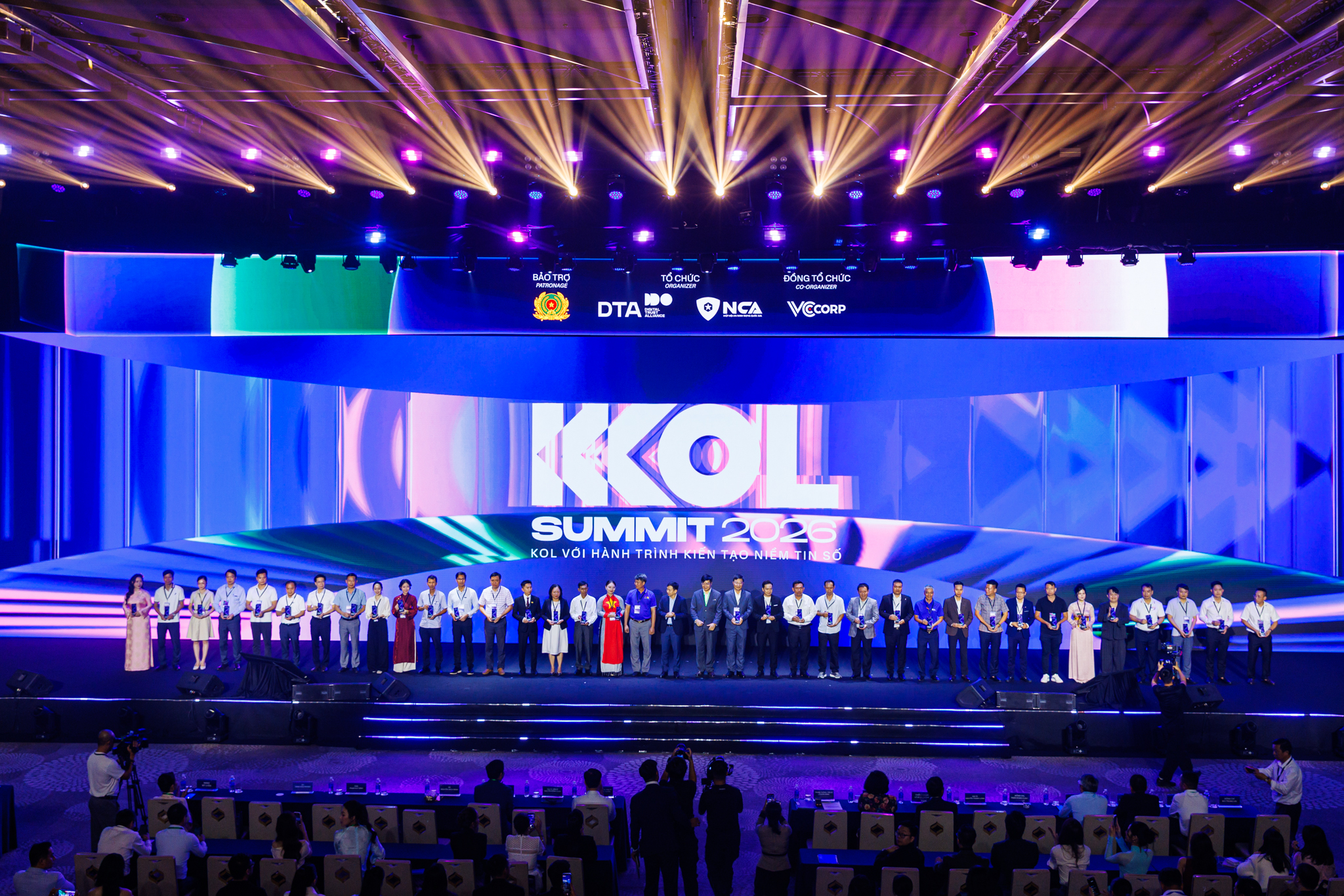 Đang diễn ra phiên toàn thể buổi chiều của KOL Summit 2026 với 1500 khách mời - Ảnh 4.