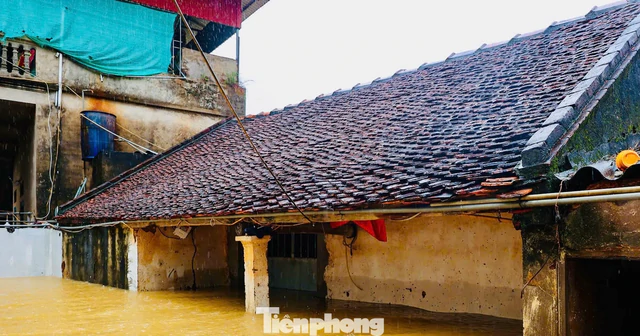 Hà Nội: Ngập gần tới mái nhà, người dân tất tả chạy lũ
