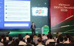 Ông Nguyễn Hoàng Minh, Tập đoàn FPT, trình bày tham luận “Từ mức độ trưởng thành AI đến hành động – Lộ trình AI-First cho ngành Tài chính đến năm 2030”.