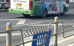 Hà Nội tạm gỡ biển báo khoảng cách trên cầu Nhật Tân