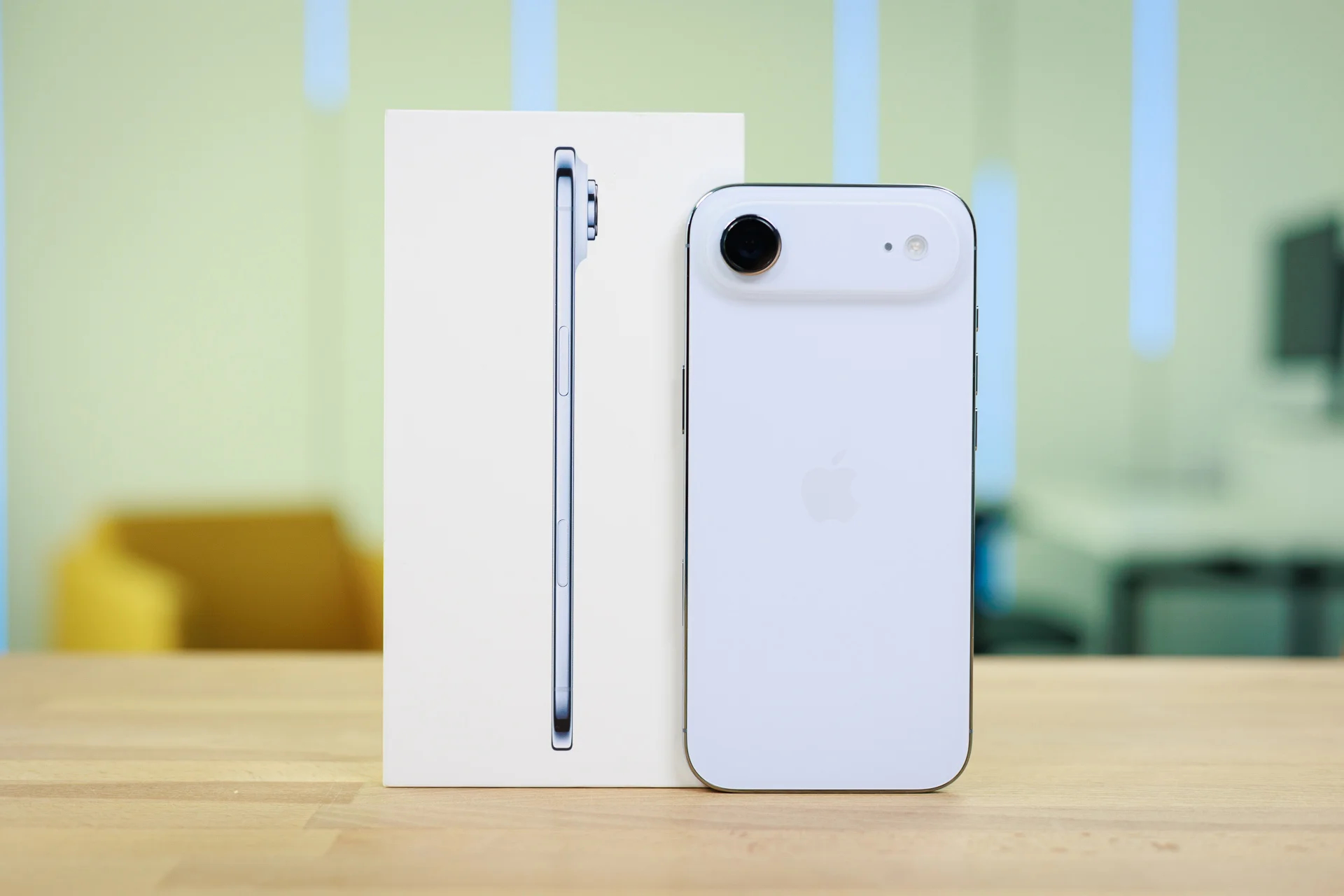 3 mẫu iPhone giảm giá mạnh, có mẫu giảm gần 50% rẻ hơn gần chục triệu - Ảnh 1.