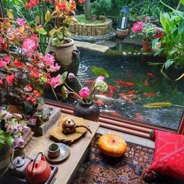 Ngoài 60 tuổi, nữ nghệ sĩ chọn sống trong căn nhà bên hồ: Cửa kính chạm sàn, sân đầy hoa, bước ra ngoài đã thấy núi và nước- Ảnh 11.