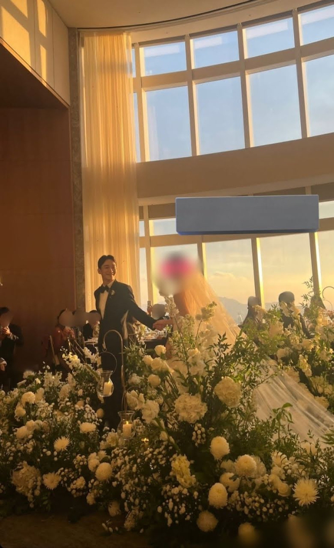 Nam ca sĩ hạng A công khai dẫn vợ con ra ngoài dạo phố sau thời gian bị fan ghẻ lạnh- Ảnh 6.