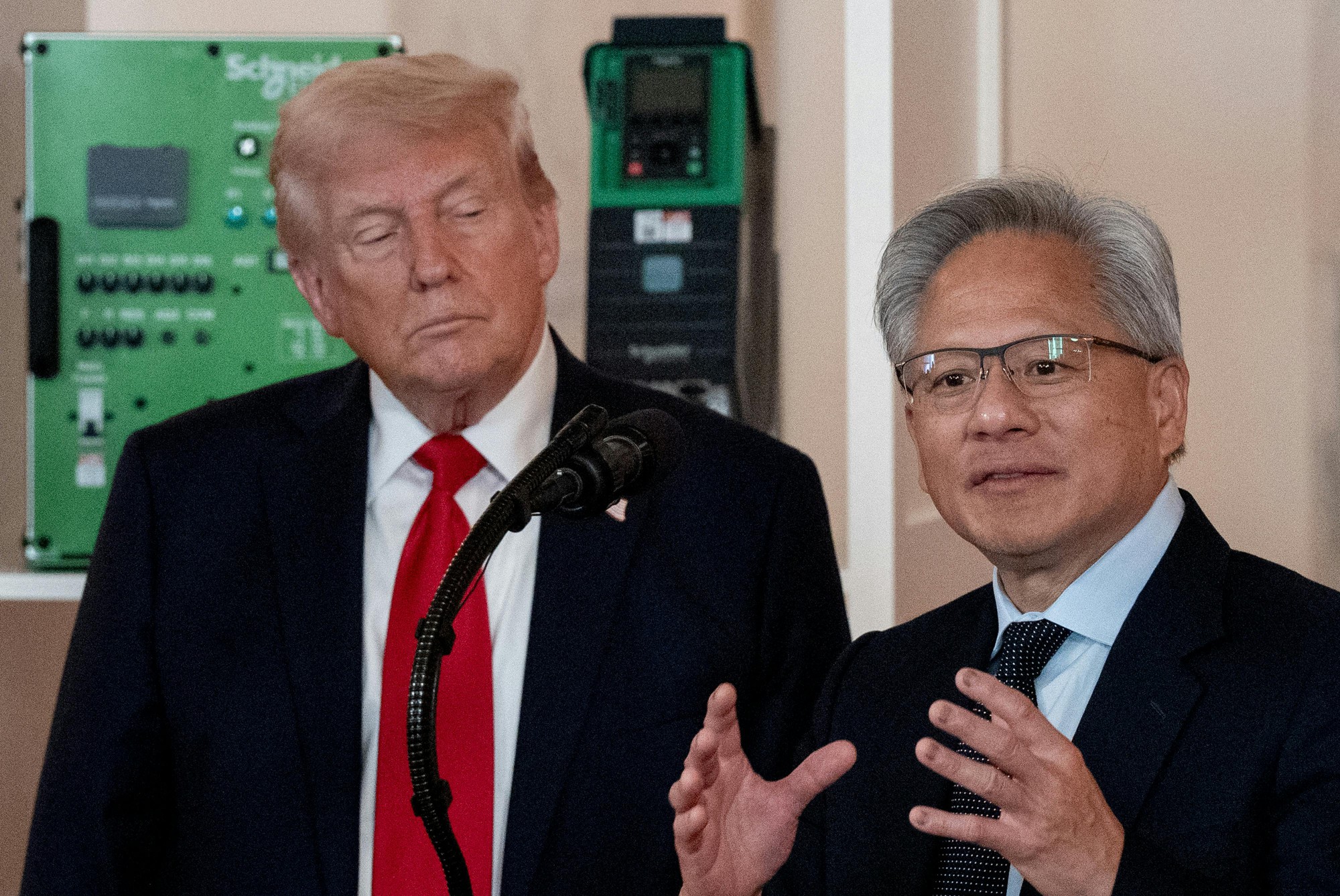 Đang phát biểu trên sân khấu, CEO NVIDIA Jensen Huang bất ngờ nhận cuộc gọi từ Tổng thống Trump, một tuyên bố khẩn được đưa ra- Ảnh 1. Đang phát biểu trên sân khấu, CEO NVIDIA Jensen Huang bất ngờ nhận cuộc gọi từ Tổng thống Trump, một tuyên bố khẩn được đưa ra- Ảnh 1.