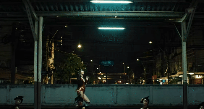 70.8 triệu lượt xem video biến Bangkok thành sàn catwalk và lý do Lisa vẫn là thành viên hot nhất BLACKPINK - Ảnh 4.