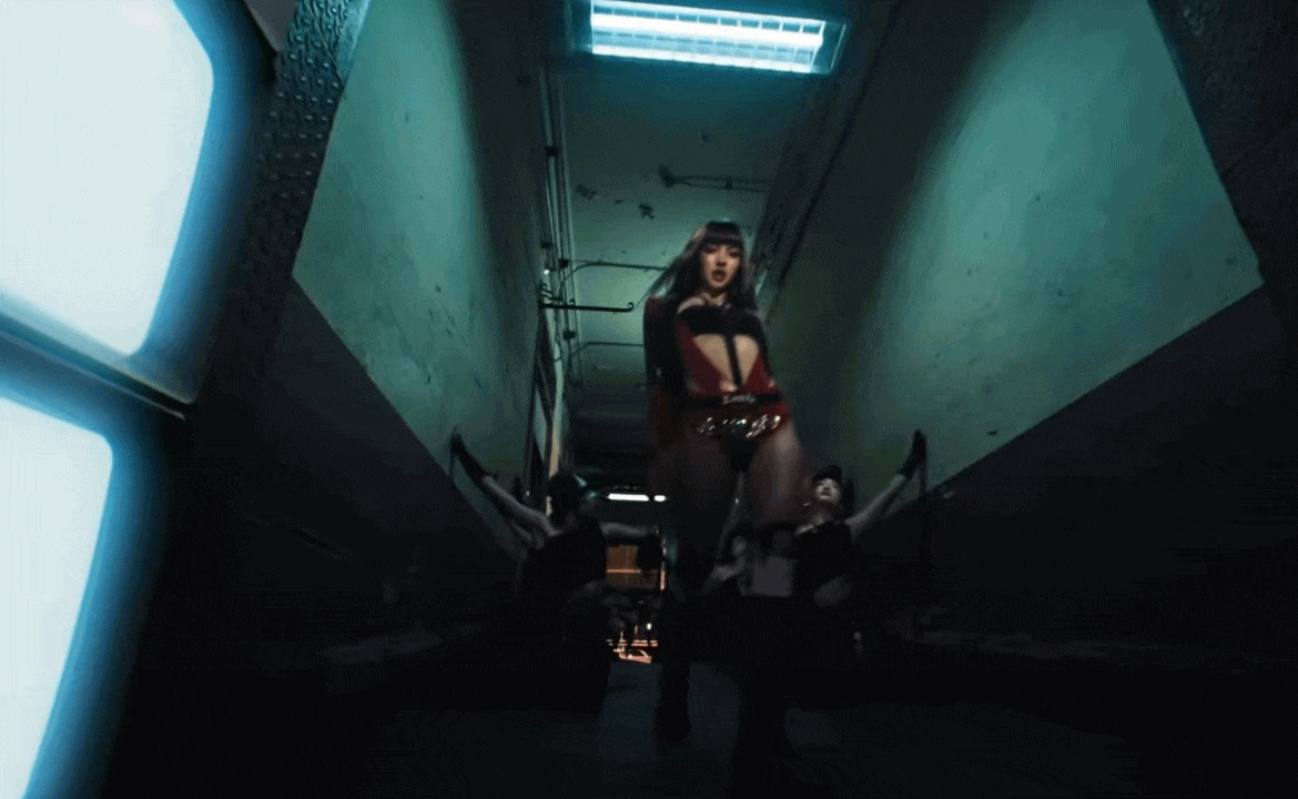 70.8 triệu lượt xem video biến Bangkok thành sàn catwalk và lý do Lisa vẫn là thành viên hot nhất BLACKPINK - Ảnh 5.