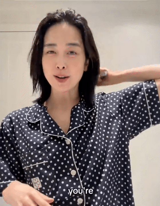 45 tuổi vẫn trẻ đẹp như mới U30, người phụ nữ này có chiêu "chống già" đơn giản đến mức ai cũng có thể làm theo- Ảnh 1.