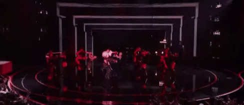 Lisa đốt mắt táo bạo bên trai đẹp, mang đặc sản Thái Lan “cháy phố” tưng bừng ở VMAs 2026- Ảnh 3.